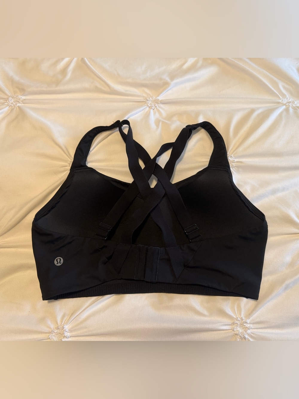 black lululemon sports bra